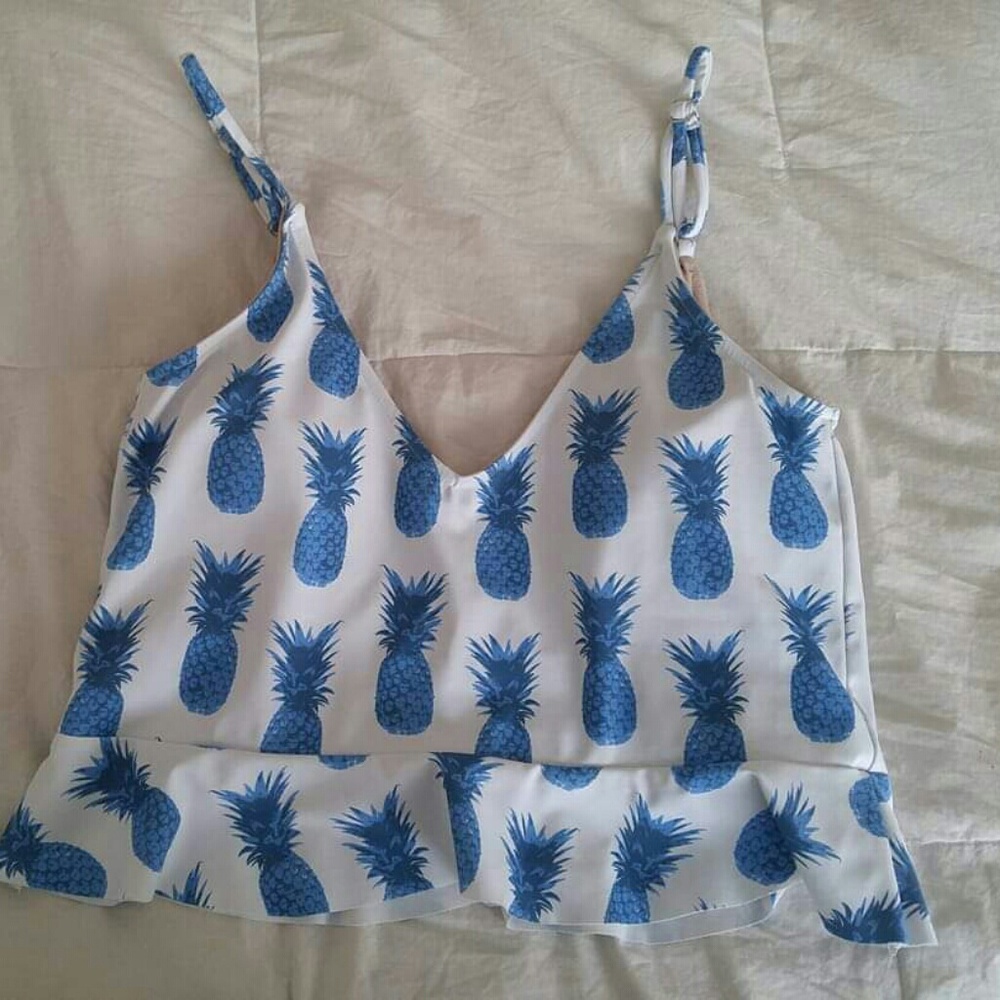 Kortni Jeane scoop top